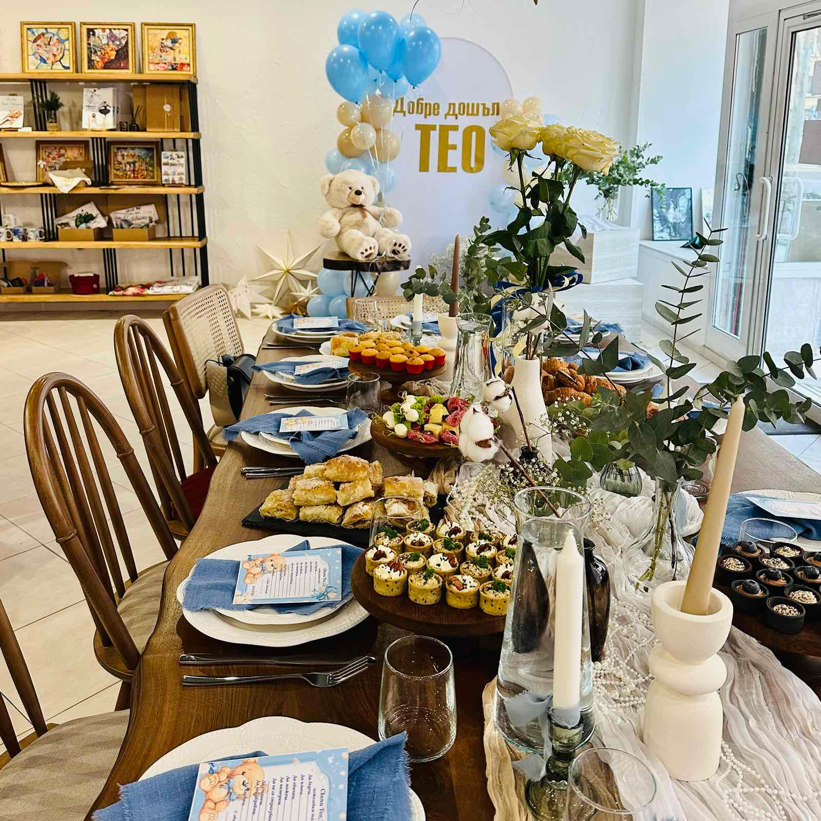 Подредена маса за погача Декорирана и подредена маса за погача