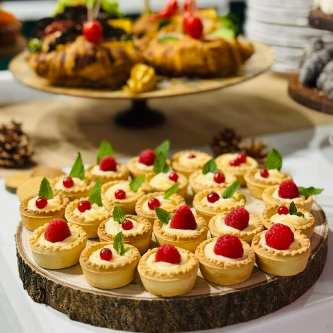 Кетъринг за погача Различни хапки подходящи да посрещнете и най-претенциозните гости.